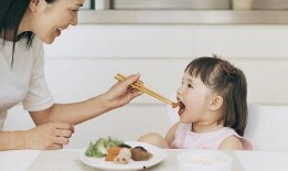 娱乐吃瓜君小孩吐奶,温馨家庭瞬间变焦点