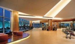 爆料威尔士健身房视频播放,健身器材成“表演秀”，会员权益引争议